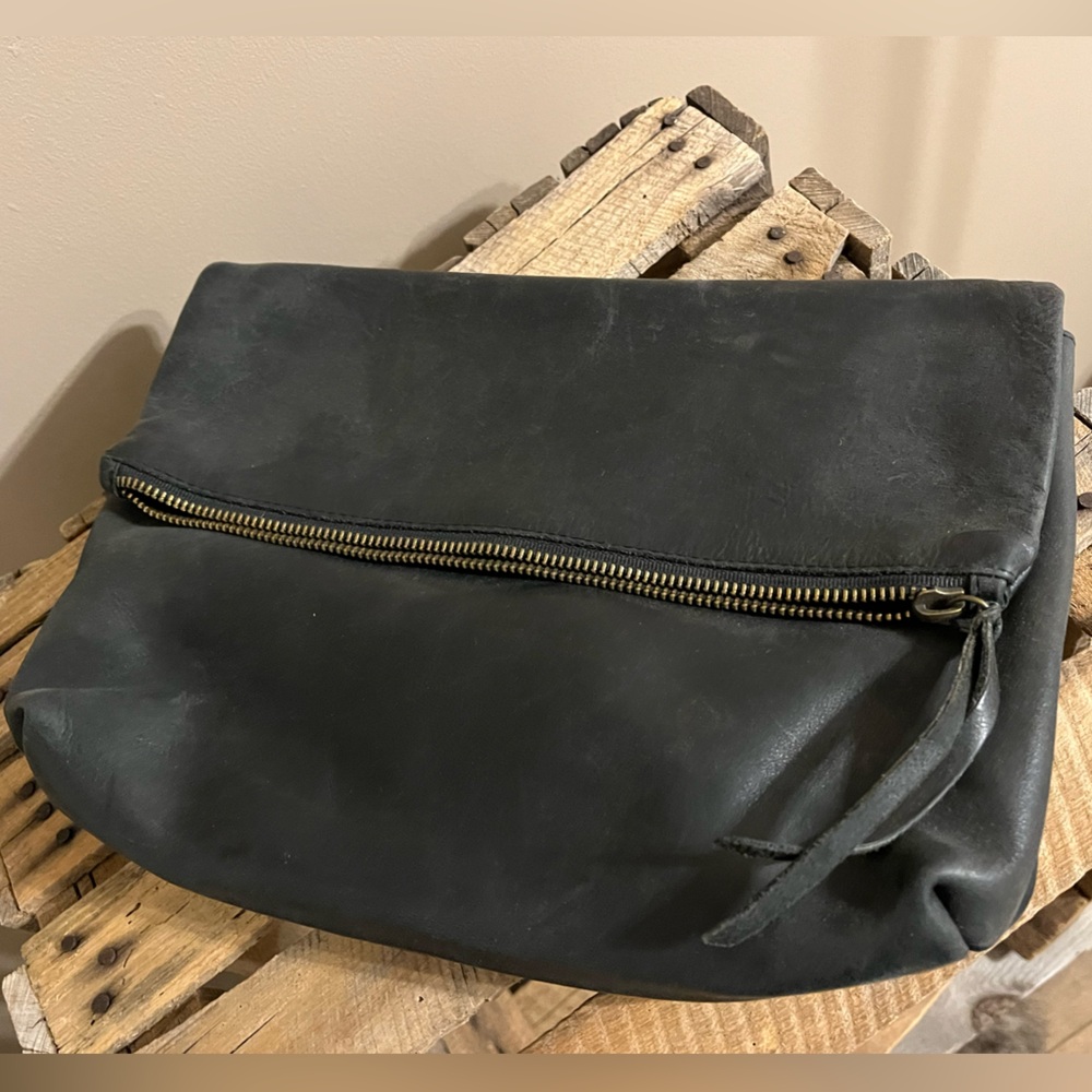 Able women’s purse with detachable straps